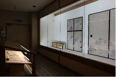 一階の展示　右の襖絵は呉春、左の小襖絵は応挙。